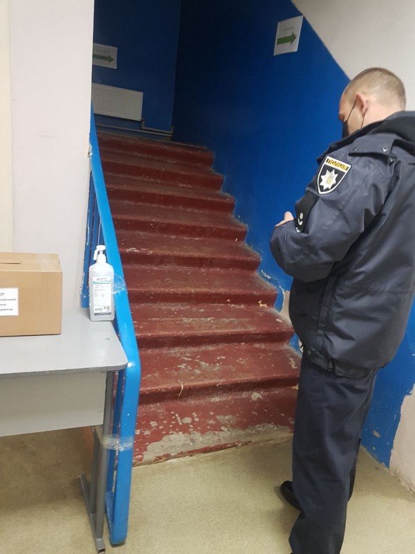 Нестача скриньки та відсутність пандусів на дільницях: як на Волині відбуваються вибори