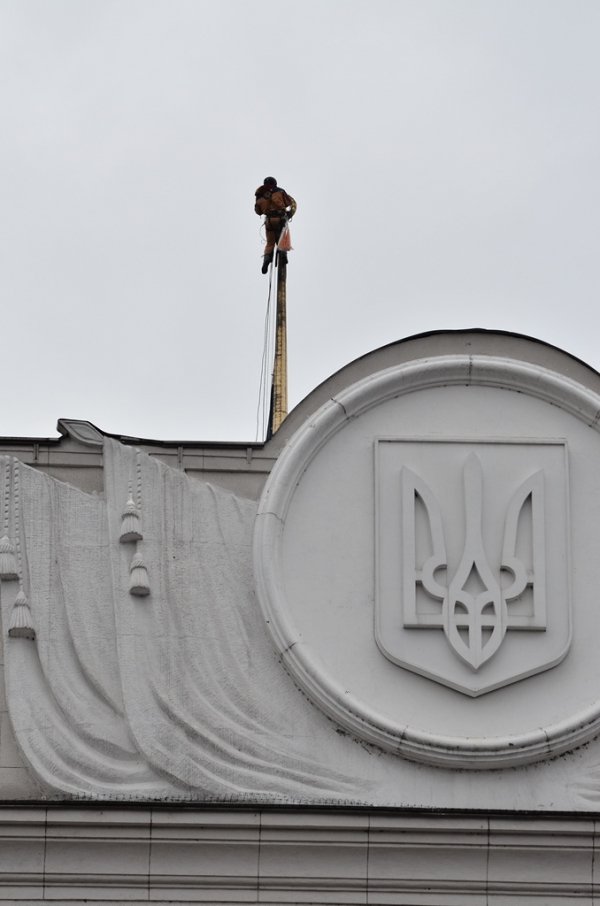 Верховна Рада позбулася радянської зірки. ФОТО