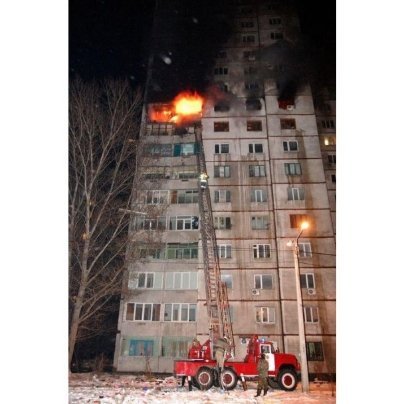 Як горів будинок у Харкові. ФОТО 