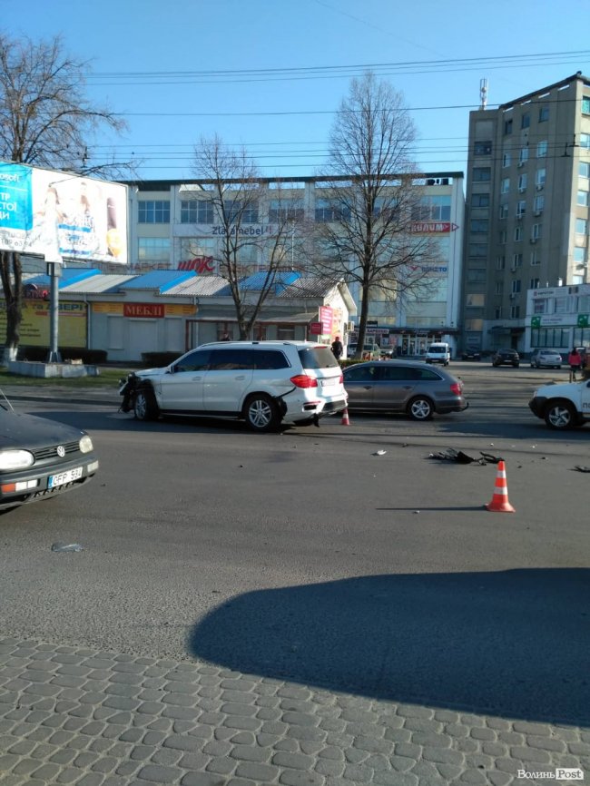 У Луцьку – подвійна аварія з потерпілими: рух ускладнений. ФОТО