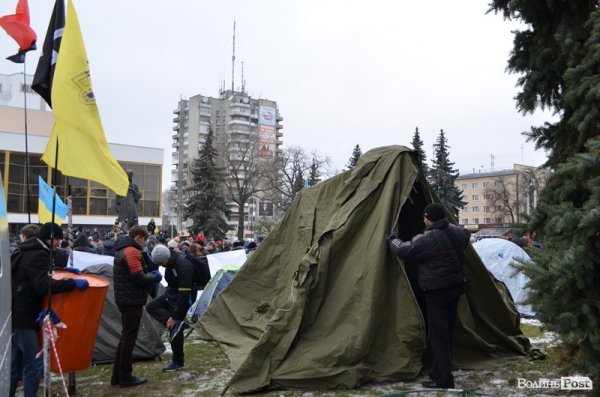 На луцькому Євромайдані гріють і годують. ФОТО