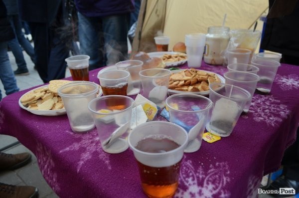 На луцькому Євромайдані гріють і годують. ФОТО