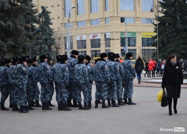 На луцькому Євромайдані гріють і годують. ФОТО