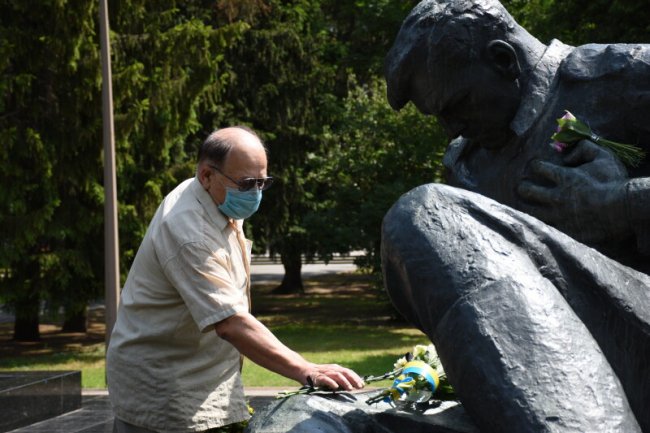 Не забувати ніколи: у Луцьку вшанували пам'ять полеглих у Другій світовій війні