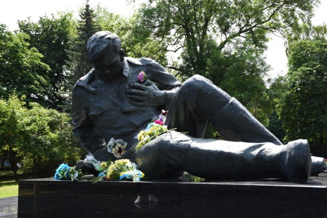 Не забувати ніколи: у Луцьку вшанували пам'ять полеглих у Другій світовій війні