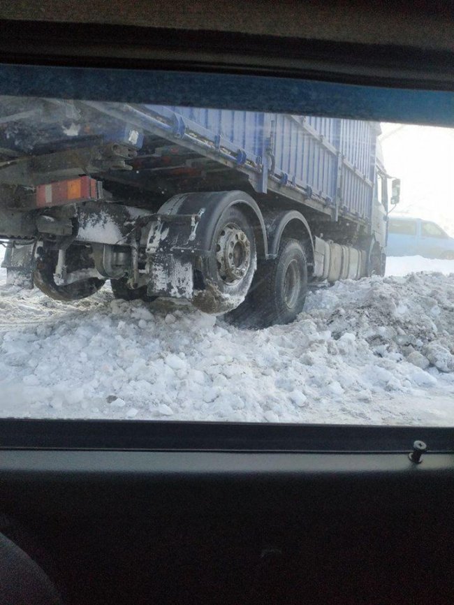 Через негоду зіткнулись близько десяти автомобілів: постраждалих немає