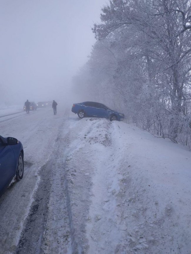 Через негоду зіткнулись близько десяти автомобілів: постраждалих немає