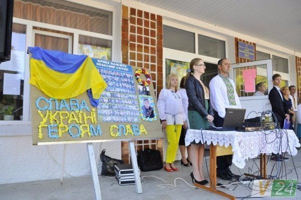 Луцький депутат подарував рідній школі ноутбук і сертифікати на харчування дітей. ФОТО