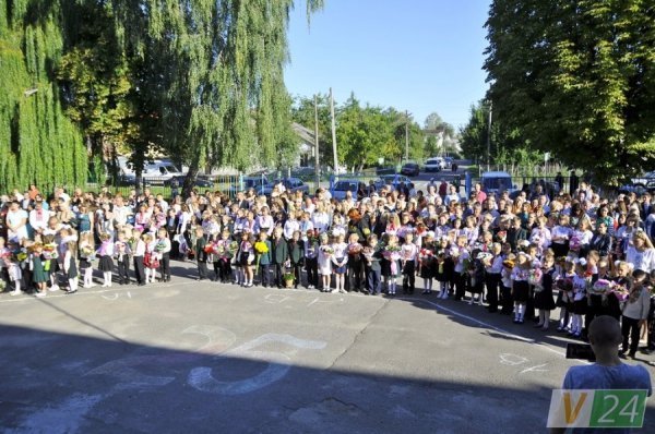 Луцький депутат подарував рідній школі ноутбук і сертифікати на харчування дітей. ФОТО