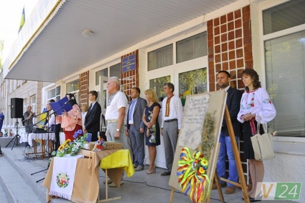 Луцький депутат подарував рідній школі ноутбук і сертифікати на харчування дітей. ФОТО