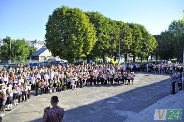 Луцький депутат подарував рідній школі ноутбук і сертифікати на харчування дітей. ФОТО