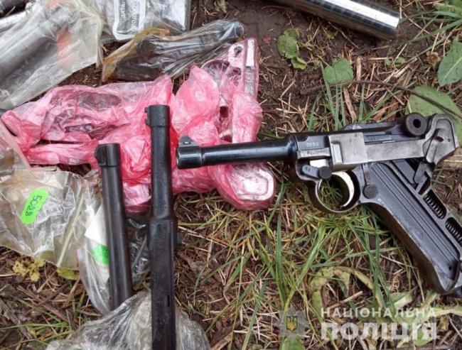 На дачі у лучанина знайшли десятки одиниць зброї та сотні боєприпасів. ФОТО