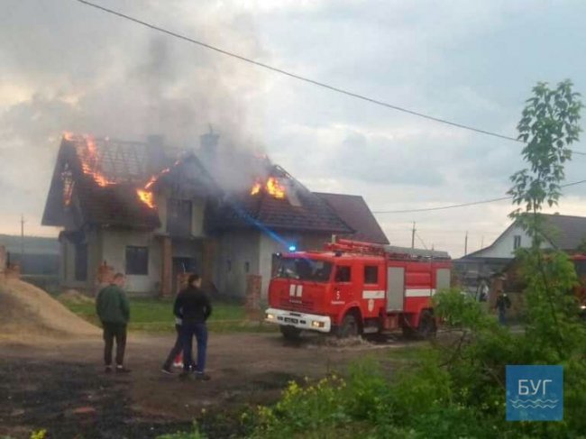 Гасили 4 пожежні автомобілі: внаслідок удару блискавки на Волині загорівся будинок. ВІДЕО