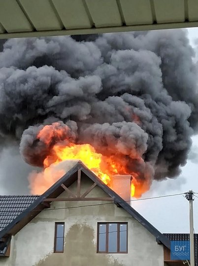 Гасили 4 пожежні автомобілі: внаслідок удару блискавки на Волині загорівся будинок. ВІДЕО