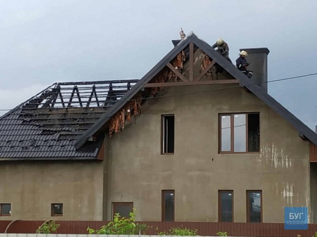 Гасили 4 пожежні автомобілі: внаслідок удару блискавки на Волині загорівся будинок. ВІДЕО