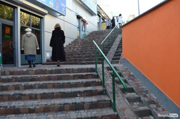 Над річкою у Луцьку відкрили новий торгово-розважальний центр. ФОТО