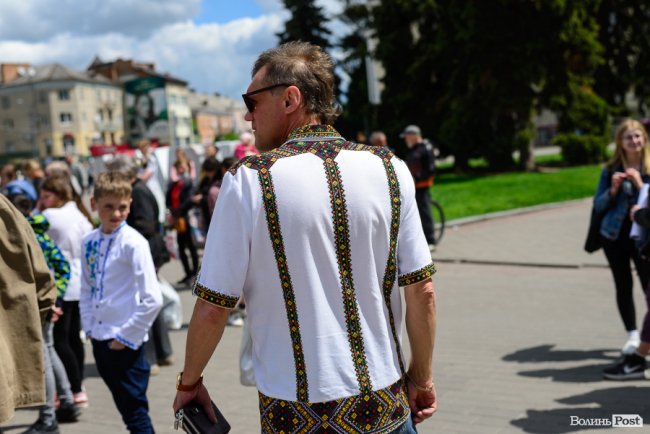 Безліч кольорів, орнаментів і візерунків: лучани у вишиванках – у центрі міста. ФОТОРЕПОРТАЖ 