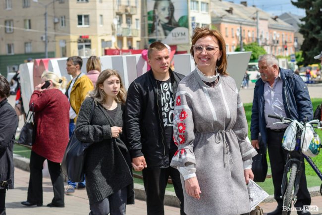 Безліч кольорів, орнаментів і візерунків: лучани у вишиванках – у центрі міста. ФОТОРЕПОРТАЖ 