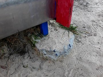 У селищі на Волині – небезпечний дитячий майданчик. ФОТО