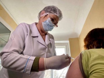 Лучан 65+ почали щеплювати вакциною AstraZeneca-SKBio. ВІДЕО