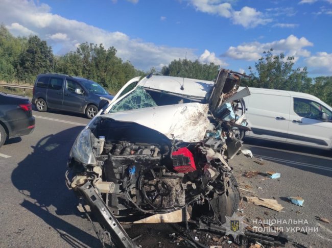 Водієві стало зле за кермом: біля Луцька зіткнулися автівка та вантажівка