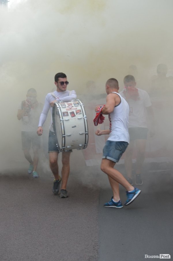 Фанати «Волині» «задимили» центр Луцька. ФОТО