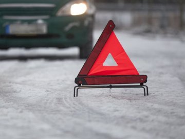 Біля Луцька дві автівки злетіли з дороги, - соцмережі