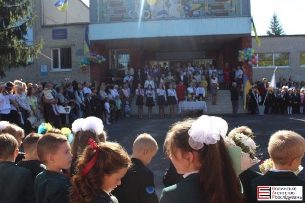 У Луцькій гімназії №21 пролунав перший дзвоник. ФОТО