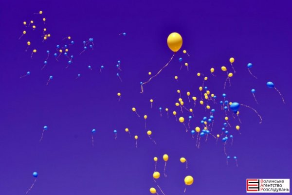 У Луцькій гімназії №21 пролунав перший дзвоник. ФОТО