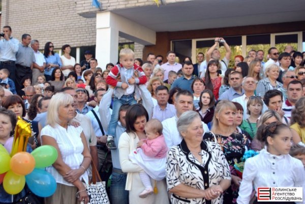 У Луцькій гімназії №21 пролунав перший дзвоник. ФОТО