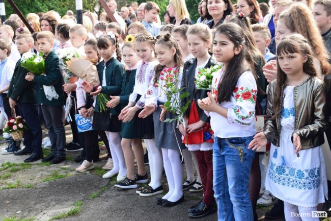 Емоції від драйву до сліз: останній дзвоник у луцькій школі №25. ФОТО