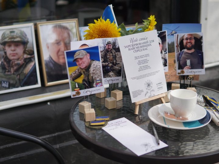 «Стіл пам’яті»: сьогодні у Луцьку 24 заклади залишають заброньованим один столик у пам'ять про полеглих воїнів