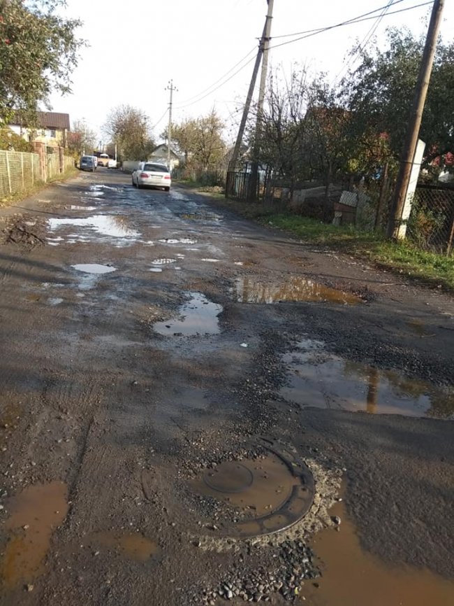 Після дощу хоч човен діставай: лучанка скаржиться на бездоріжжя на Вишкові. ФОТО