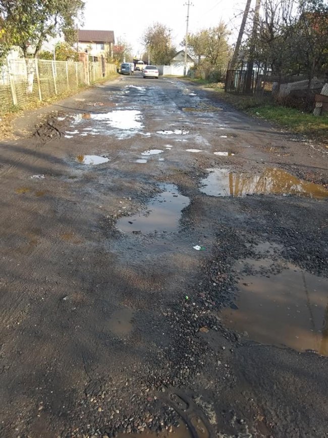 Після дощу хоч човен діставай: лучанка скаржиться на бездоріжжя на Вишкові. ФОТО