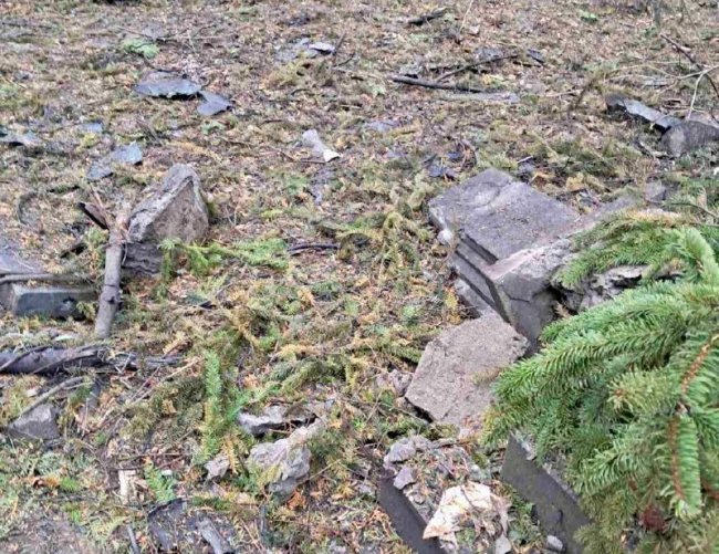 У Рівному російський дрон вдарив по кладовищу, де поховані Герої