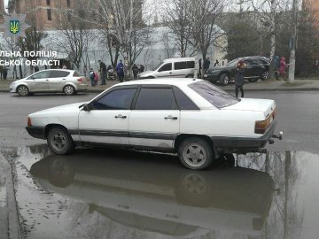 У Луцьку водій поставив машину на  «зебрі», а сам пішов молитися. ВІДЕО