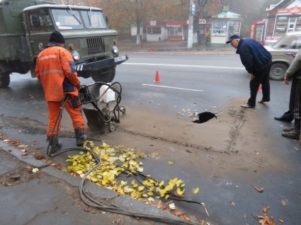 На луцькій вулиці під землю пішов шмат дороги. ФОТО