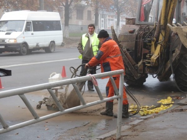 На луцькій вулиці під землю пішов шмат дороги. ФОТО