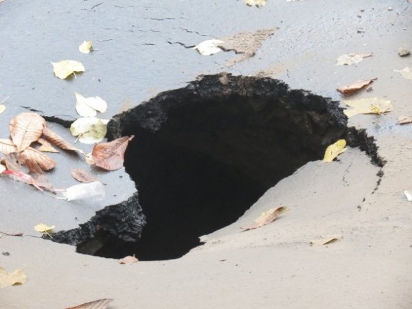 На луцькій вулиці під землю пішов шмат дороги. ФОТО