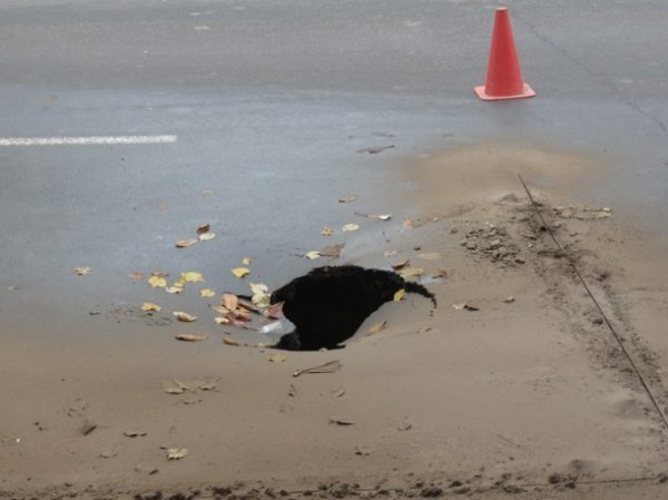 На луцькій вулиці під землю пішов шмат дороги. ФОТО