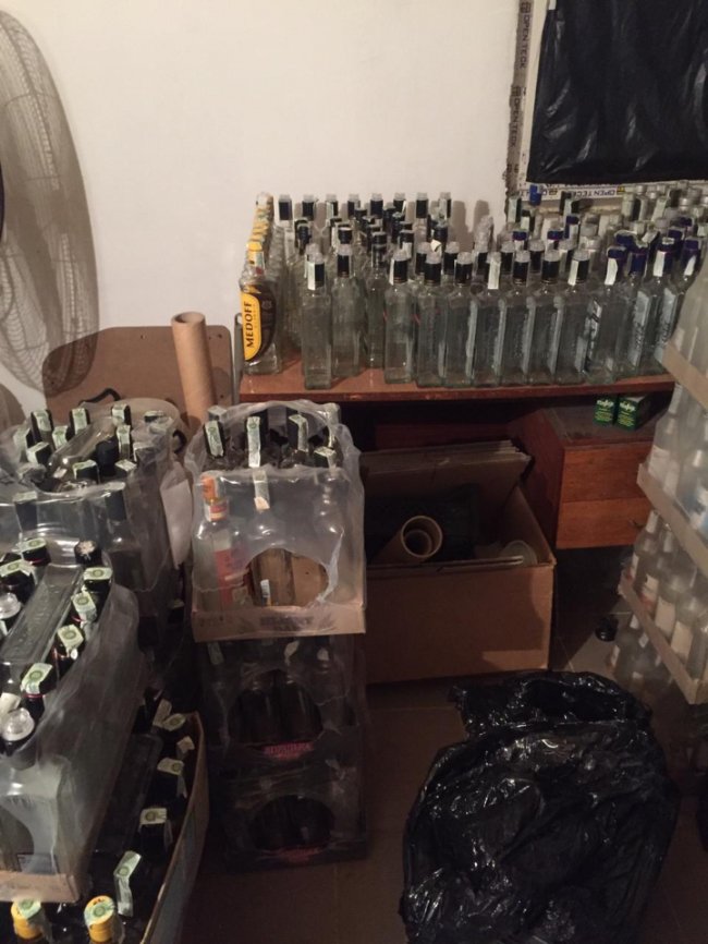 Податкова міліція викрила підпільний цех фальсифікованого алкоголю, який продавали на Волині