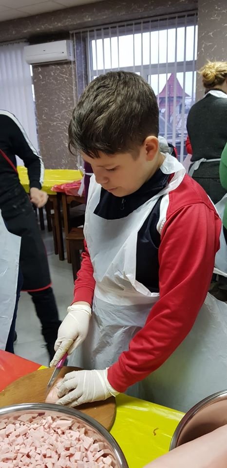 Лучани приготували смачні подарунки для захисників