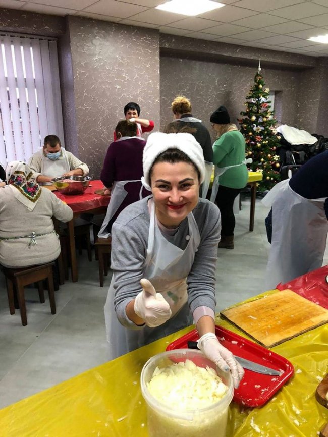 Лучани приготували смачні подарунки для захисників