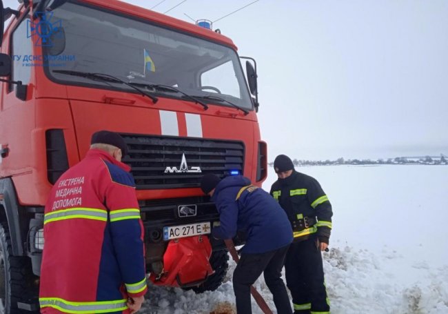 На Волині у снігову пастку потрапив автомобіль швидкої допомоги