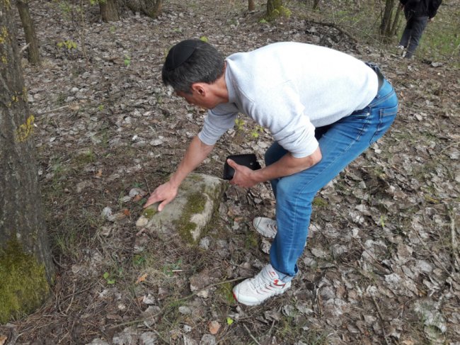 У лісі і біля дитсадка на Волині знайшли єврейські надгробки