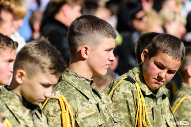 У центрі Луцька майже пів тисячі ліцеїстів склали присягу. ФОТО
