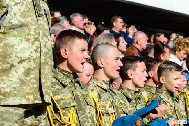 У центрі Луцька майже пів тисячі ліцеїстів склали присягу. ФОТО