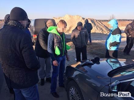 Волинський прикордонник, який брав хабарі за контрабанду бурштину, відбувся штрафом