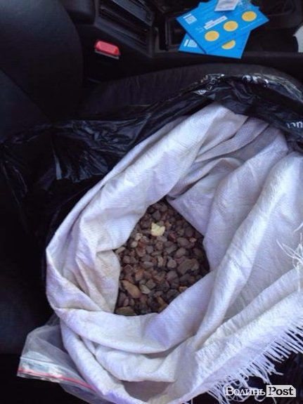 Волинський прикордонник, який брав хабарі за контрабанду бурштину, відбувся штрафом