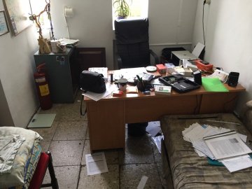 Вибиті двері та вікна, розкидані документи: як відбувались обшуки у луцькому «Ренесансі». ФОТО